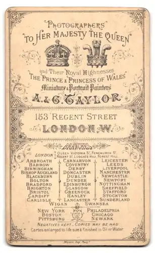 Fotografie A. & G. Taylor, London, 70 Queen Victoria Street, Portrait charmanter Herr mit Fliege im Jackett