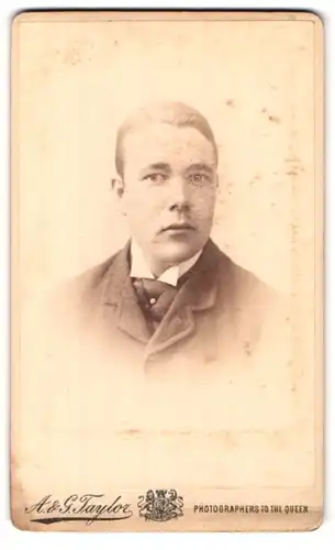 Fotografie A. & G. Taylor, London, 70 Queen Victoria Street, Portrait blonder junger Mann im eleganten Jackett