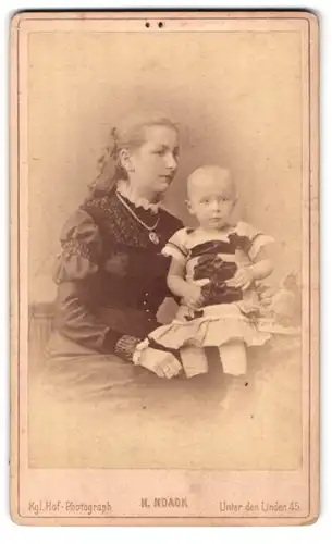 Fotografie H. Noack, Berlin, Unter den Linden 45, Portrait stolze blonde Mutter mit süsser Tochter