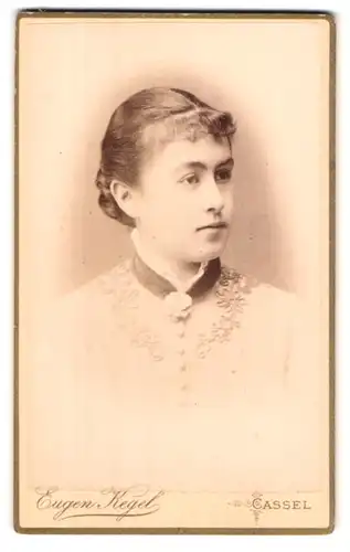 Fotografie Eugen Kegel, Cassel, Gr. Rosenstr. 5, Portrait bildschönes Fräulein mit Brosche am Blusenkragen