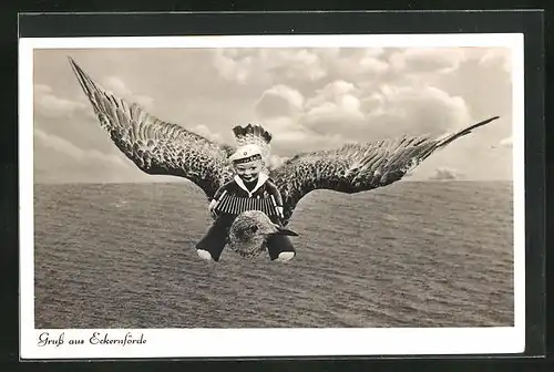 AK Eckernförde, Matrosenpuppe fliegt auf einer Möwe über das Meer, Fotomontage