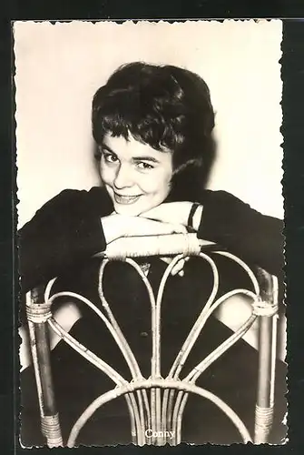 AK Musikerin Conny Froboess auf einem Stuhl sitzend