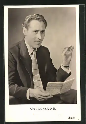 AK Musiker Paul Schröder hält ein Notenheft in der Hand