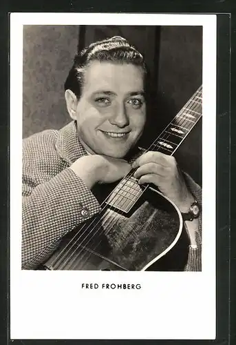 AK Musiker Fred Frohberg mit Gitarre