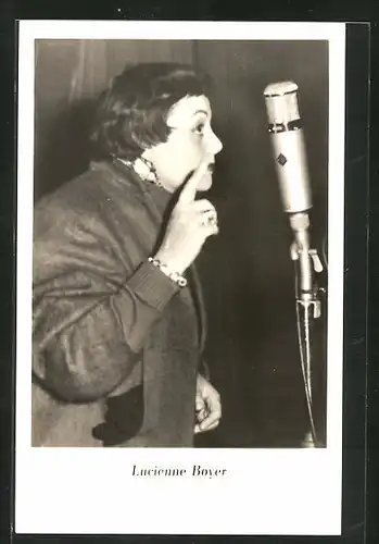AK Musikerin Lucienne Boyer am Mikrofon