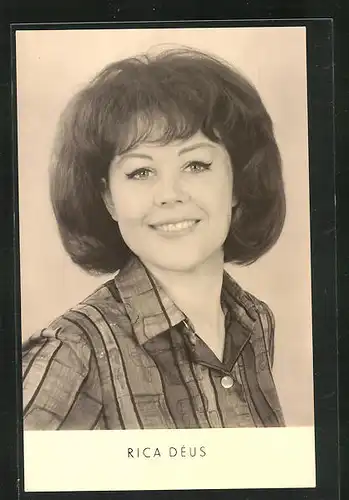 AK Musikerin Rica Déus lächelt freundlich in die Kamera