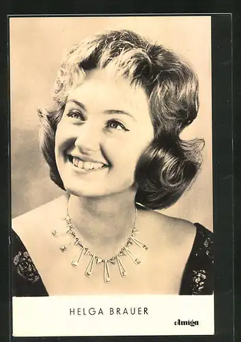 AK Musikerin Helga Brauer blickt fröhlich lächelnd gen Himmel