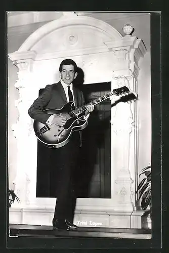 AK Musiker Trini Lopez mit Gitarre