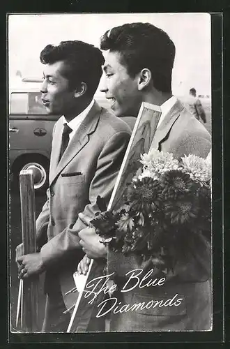 AK Musiker The Blue Diamonds werden mit Blumen empfangen