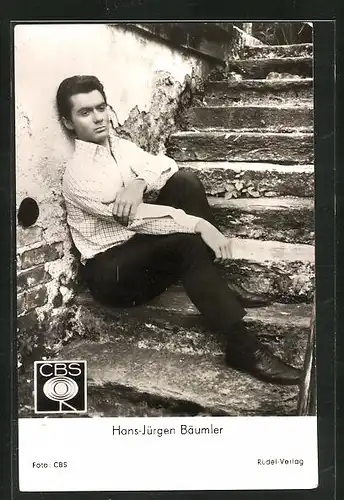 AK Musiker Hans-Jürgen Bäumler sitzt lässig auf den Treppenstufen