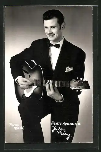 AK Musiker Jules Perry mit Gitarre