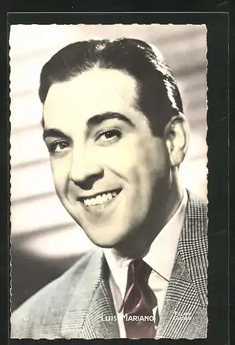 AK Musiker Luis Mariano lächelt den Betrachter fröhlich an