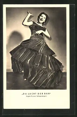 AK Musikerin Angéle Durand im eleganten Abendkleid, Da lacht der Bär