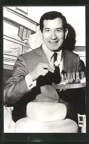 AK Musiker Trini Lopez nascht von den Käsehäppchen