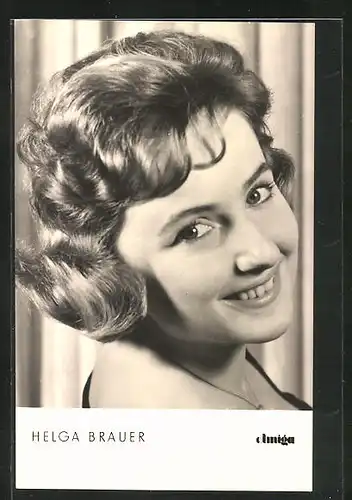 AK Musikerin Helga Brauer blickt den Betrachter fröhlich an