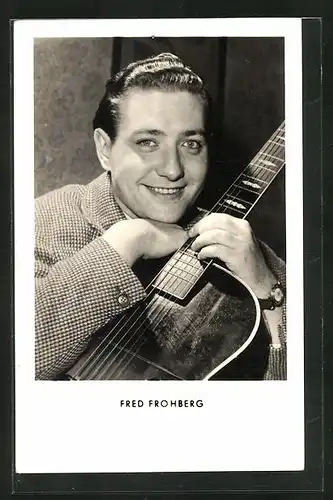 AK Musiker Fred Frohberg mit Gitarre