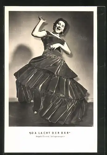 AK Musikerin Angéle Durand im eleganten Abendkleid, Da lacht der Bär