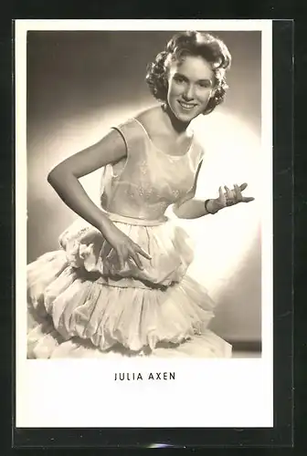 AK Musikerin Julia Axen im Abendkleid