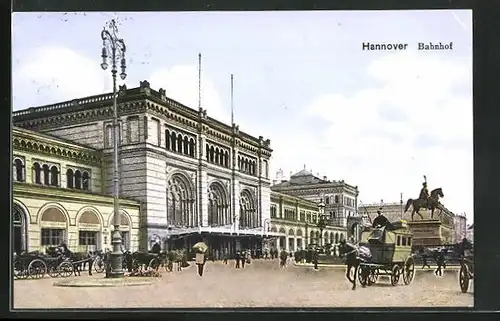 AK Hannover, Pferdekutsche am Denkmal vor dem Bahnhof