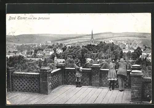 AK Bad Elster, Passanten auf der Bettybank mit Blick über die Stadt