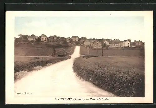 AK Etigny, vue panoramique, auf der Strasse in den Ort