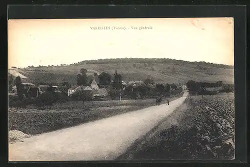 AK Vareilles, ein Kind auf der Strasse mit Blick in den Ort