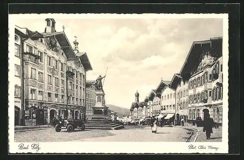 AK Bad Tölz, Stadtplatz mit Denkmal und Geschäften