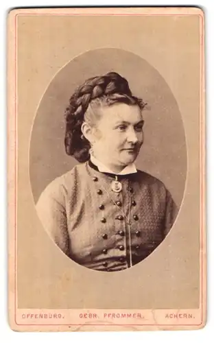 Fotografie Gebr. Pfrommer, Offenburg, in den städtischen Anlagen, Portrait Frau im Stoffkleid mit hochgestecktem Zopf