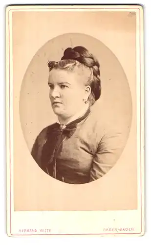 Fotografie Hermann Witte, Baden-Baden, Schillerstr., Portrait Frau im Kleid mit Schleife und Hochsteckfrisur