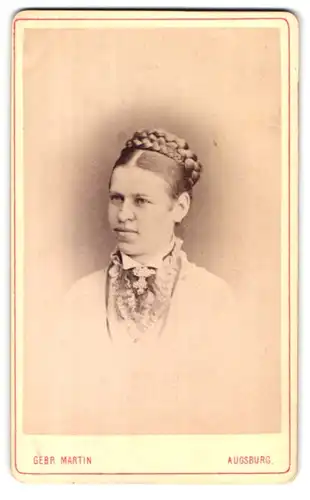 Fotografie Gebr. Martin, Augsburg, Bahnhofstr. 22, Portrait Frau mit Rüschenkragen und Hochsteckfrisur