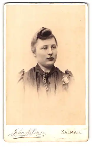 Fotografie John Nilsson, Kalmar, Portrait junge Frau im Kleid mit hochgesteckten Haaren