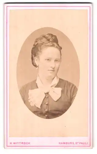 Fotografie H. Wittrock, Hamburg, Langereihe 48, Portrait Frau im Kleid mit Schleife und Hochsteckfrisur