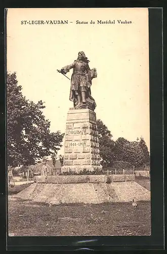 AK Saint-Leger-Vauban, Statue du Maréchal Vauban