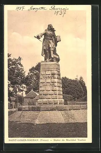 AK Saint-Leger-Vauban, Statue du Maréchal Vauban