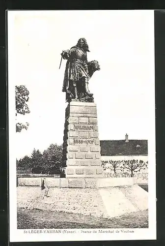 AK Saint-Leger-Vauban, Statue du Maréchal de Vauban