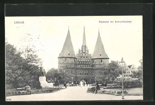 AK Lübeck, Holstentor mit Bismarckdenkmal