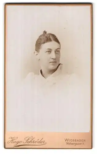 Fotografie Hugo Schröder, Wiesbaden, Webergasse 3, Portrait bildschönes Fräulein mit Dutt