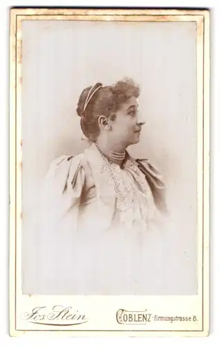 Fotografie Jos. Stein, Coblenz, Firmungstrasse 8, Portrait brünette Schönheit mit Perlenhalskette und Haarschmuck