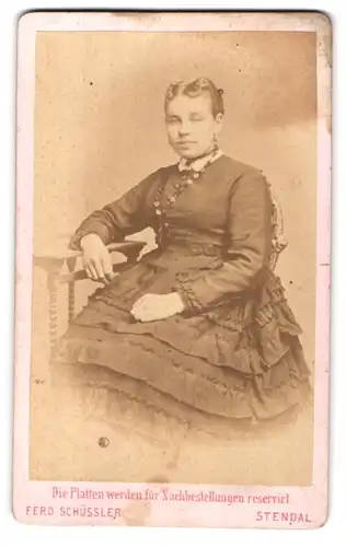 Fotografie Ferd. Schüssler, Stendal, Kuh-Str. 245, Portrait hübsches Fräulein im gerüschten Kleid