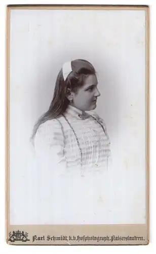 Fotografie Karl Schmidt, Kaiserslautern, Portrait bildschönes Mädchen mit Schleife im langen Haar