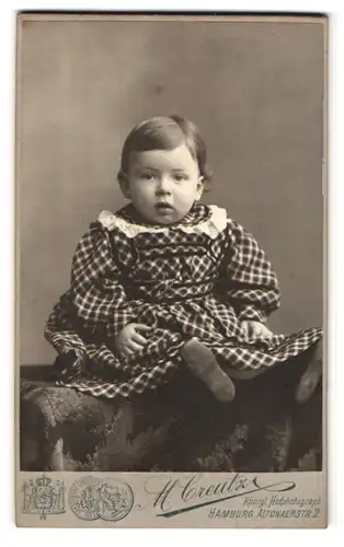 Fotografie M. Creutz, Hamburg, Altonaerstr. 2, Portrait süsses kleines Mädchen im karierten Kleidchen