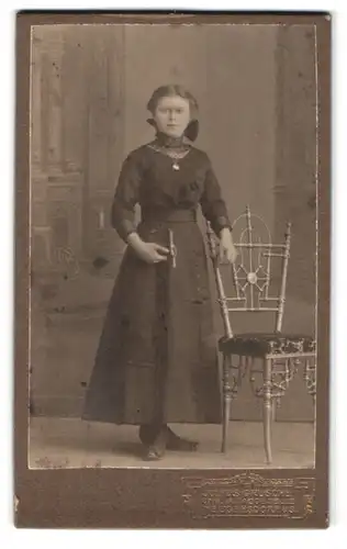 Fotografie Julius Grusche, Neugersdorf i. S., Portrait elegant gekleidete junge Frau mit Buch in der Hand