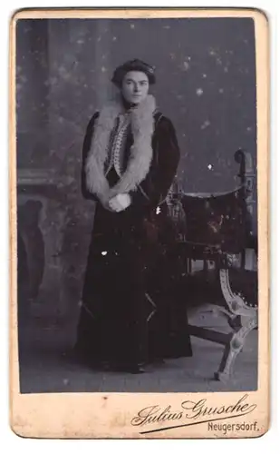 Fotografie Julius Grusche, Neugersdorf i. S., Portrait hübsche Dame mit Pelz im Kleid