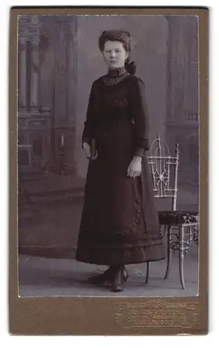 Fotografie Julius Grusche, Neugersdorf i. S., Portrait dunkelhaariges Fräulein im bestickten schwarzen Kleid