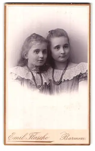 Fotografie Emil Flasche, Barmen, Heckinhauserstr. 19, Portrait zwei bildschöne Mädchen mit Perlenhalsketten