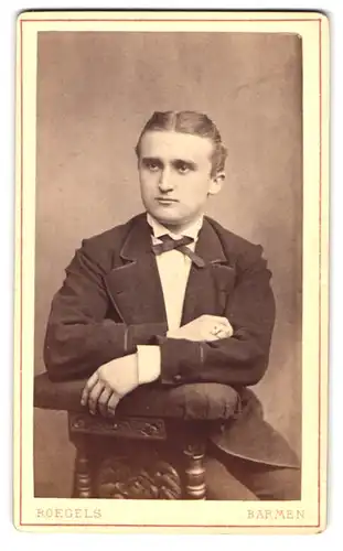 Fotografie Franz Roegels, Barmen, Heckinghauserstr. 25, Portrait charmanter junger Mann mit Fliege im Jackett