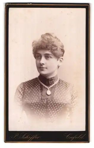 Fotografie P. Schiffer, Crefeld, Neue Linnerstr. 74, Portrait blonde junge Schönheit mit Amulettkette