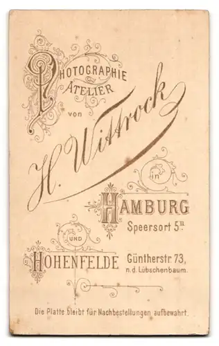 Fotografie H. Wittrock, Hamburg, Speersort 5, Portrait blonde Schönheit mit Brosche am Kleiderkragen