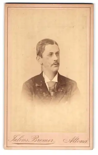 Fotografie Julius Bremer, Hamburg-Altona, Königstr. 89, Portrait charmanter junger Mann mit Schnurrbart