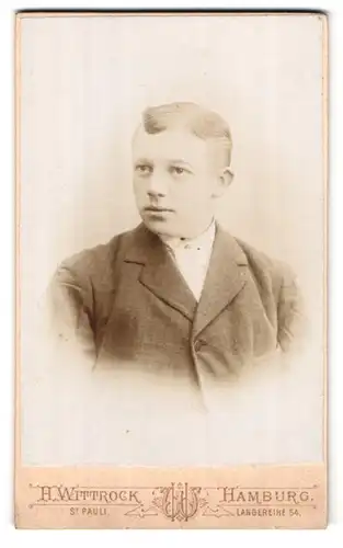 Fotografie H. Wittrock, Hamburg-St. Pauli, Langereihe 54, Portrait blonder junger Mann im eleganten Jackett